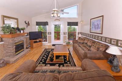 Comfortable Pigeon Forge Chalet Rental Living Room