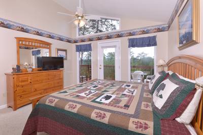 Tennessee Vacation Cabin Rental Convenient to the Parkway with Comfortable Bedroom Settings