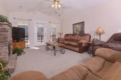 River Escape living room with 40-inch flat screen TV