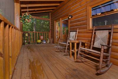 The Cabin at SunRae Ridge screened in back deck