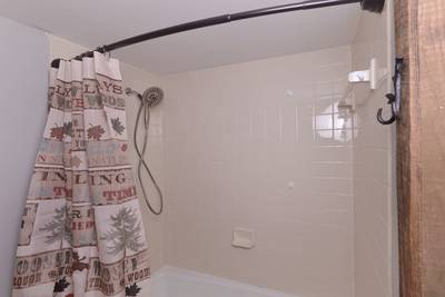 Rustic River bathroom with tub/shower combo