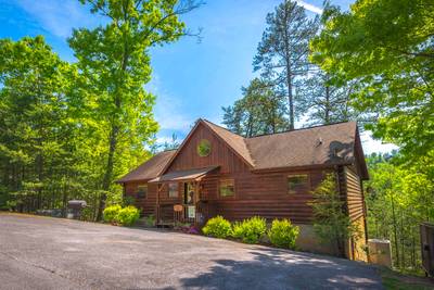 Beautiful Pigeon Forge Three Bedroom Chalet Rental-Has it all for "A Beary Good Time"