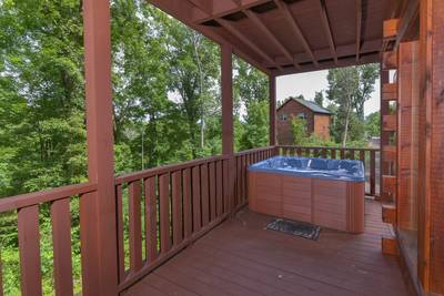 Antler Run covered deck with hot tub