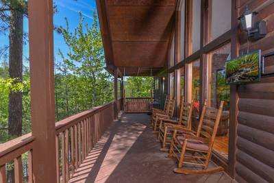 A Beary Good Time main level back deck