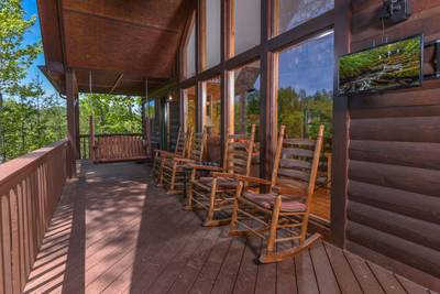 A Beary Good Time main level back deck with swing and rockers